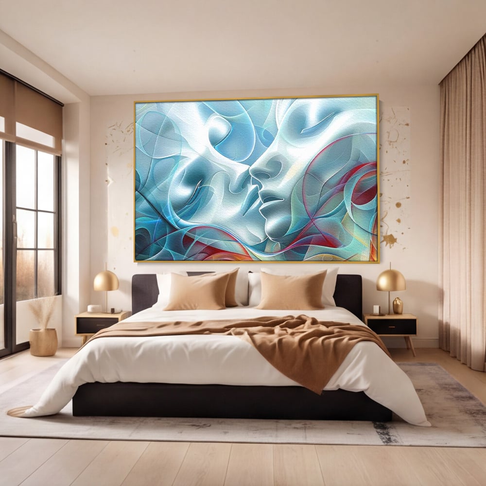 Tablou canvas cu tablou canvas cu chipuri umane contopite, in rama de aluminiu auriu, pe perete intr-un dormitor